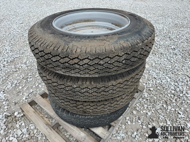 galaxy-9-22.5-tires-on-kinze-8-bolt-wheels-(bid-per-unit)-image-1
