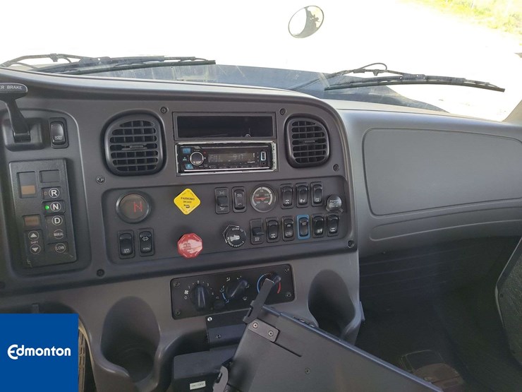 2016-freightliner-114sd-image-21