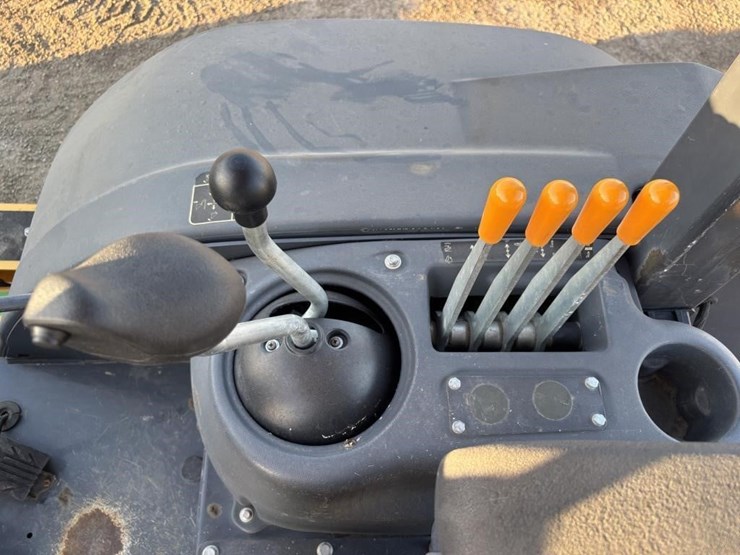 2020-deere-210l-image-39