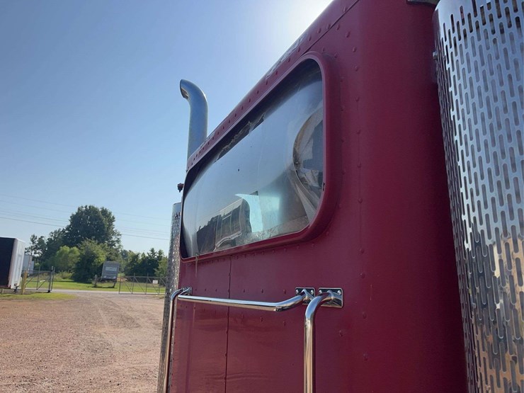 2000-peterbilt-379-image-23
