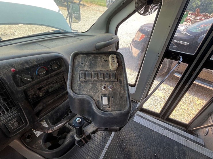 2001-chevrolet-express-bus-image-12