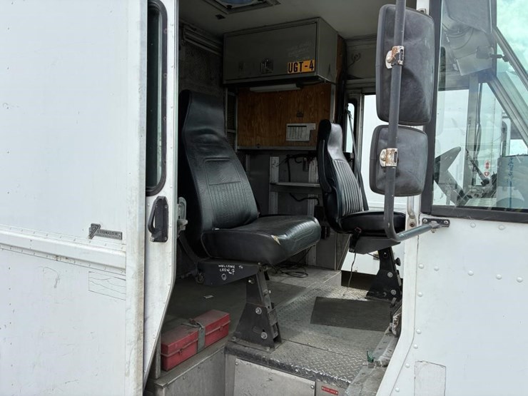 2002-workhorse-p42-image-16