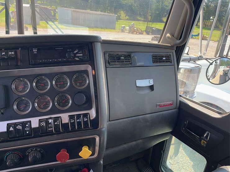 2019-kenworth-t8-series-dump-truck-image-37