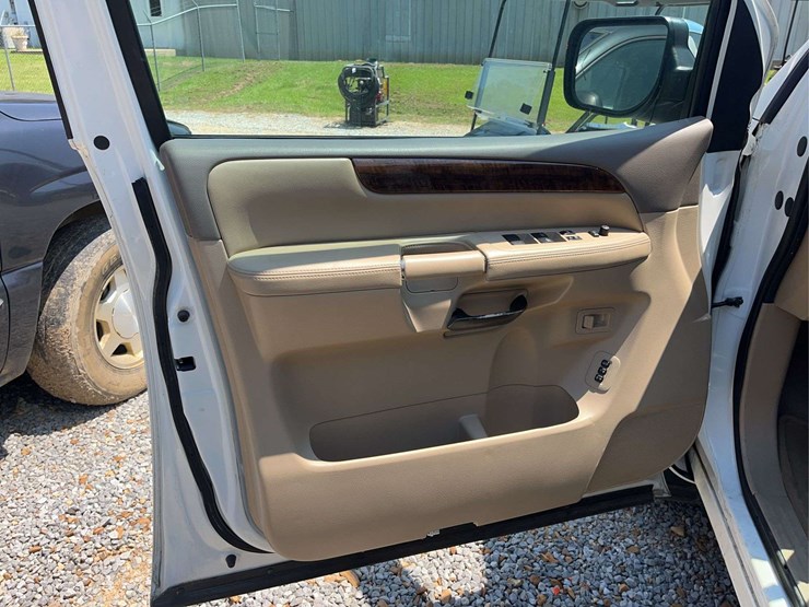 2011-nissan-armada-image-6