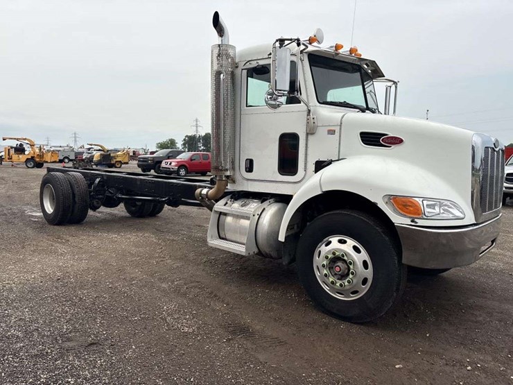 2009-peterbilt-335-image-4