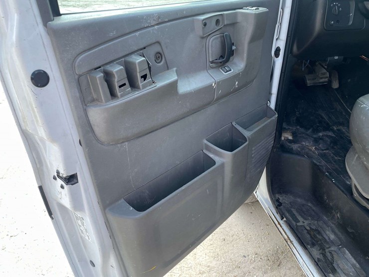 2005-chevrolet-express-3500-image-9