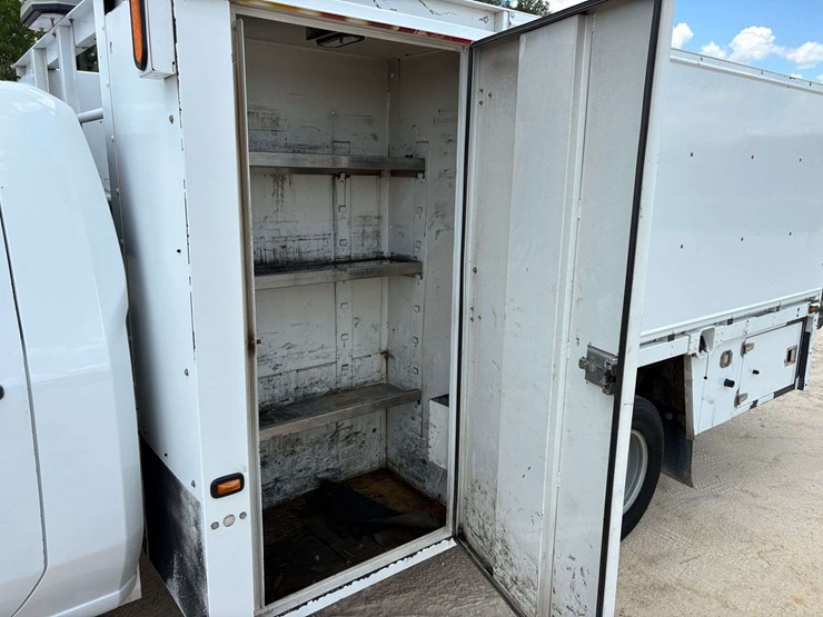 2021-chevrolet-3500hd-image-26