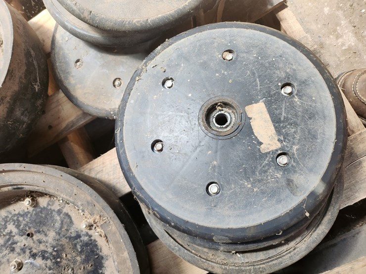#2817-•-(16)-agricultural-planter-gauge-wheels-and-disc-assemblies-image-4