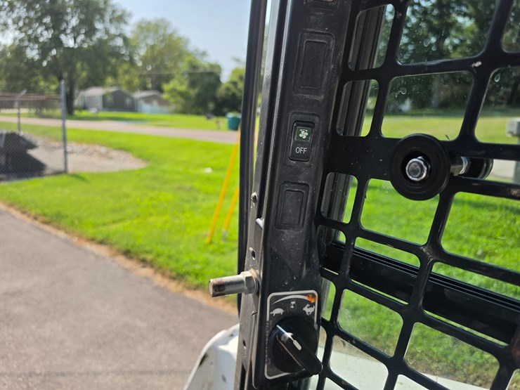 2023-bobcat-t770-image-32
