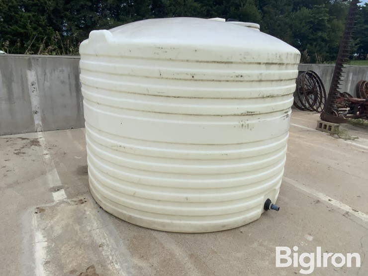 1200-gal-vertical-poly-liquid-tank-image-5