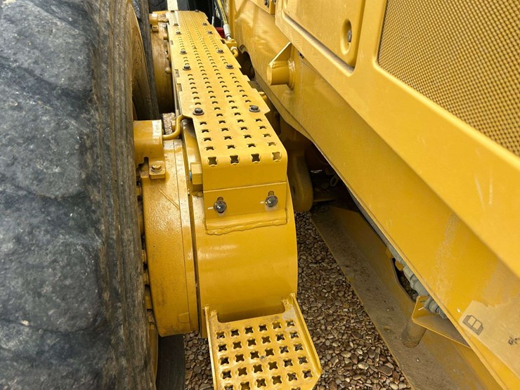 2020-caterpillar-140-image-19