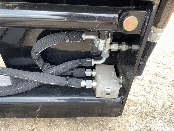 #9799-•-wolverine-hydraulic-pallet-fork-attachment-image-9