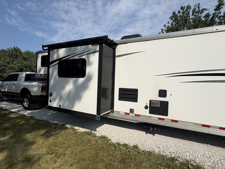 2018-bison-8011ldstlt-stock-combo-living-quarters-trailer-image-38