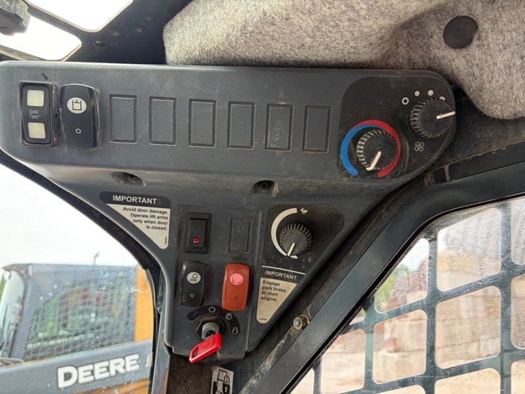 deere-320d-image-14