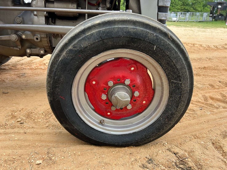 massey-ferguson-135-image-19