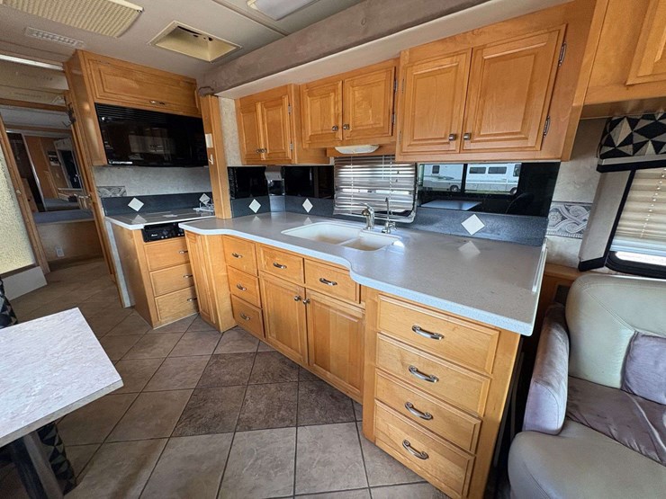 2003-freightliner-xc-fleetwood-revolution-diesel-pusher-motor-home-(65,650-miles)-image-24