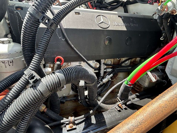 2004-freightliner-fl80-image-45