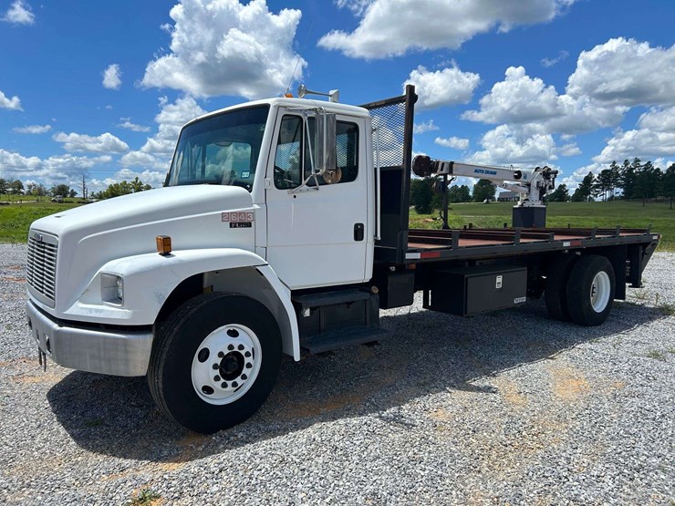 2004-freightliner-fl80-image-1