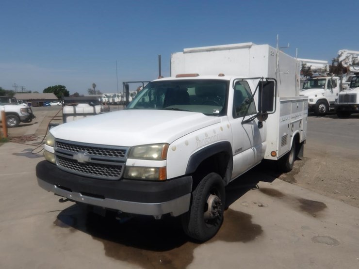 2005-chevrolet-silverado-3500-image-2