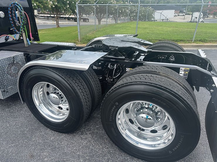 2023-peterbilt-389-image-5