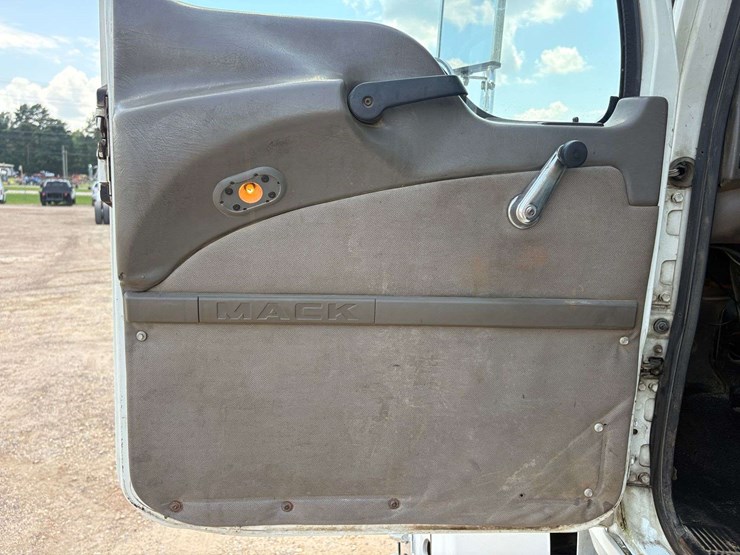 2005-mack-chn613-image-13