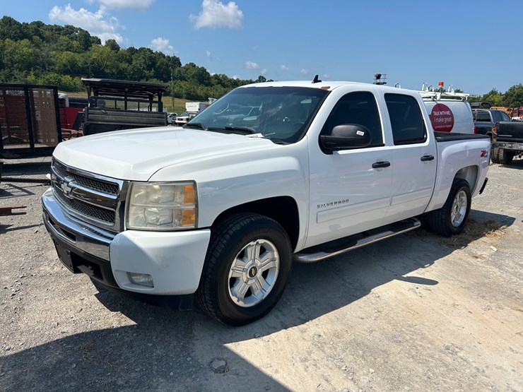 2011-chevrolet-1500-image-2