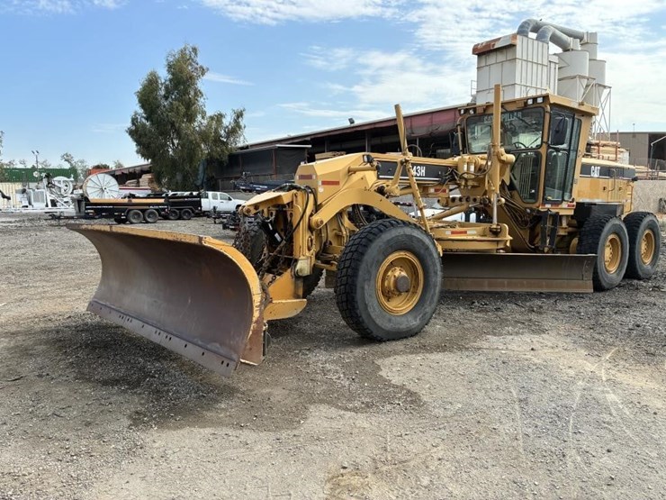 2010-caterpillar-143h-image-1