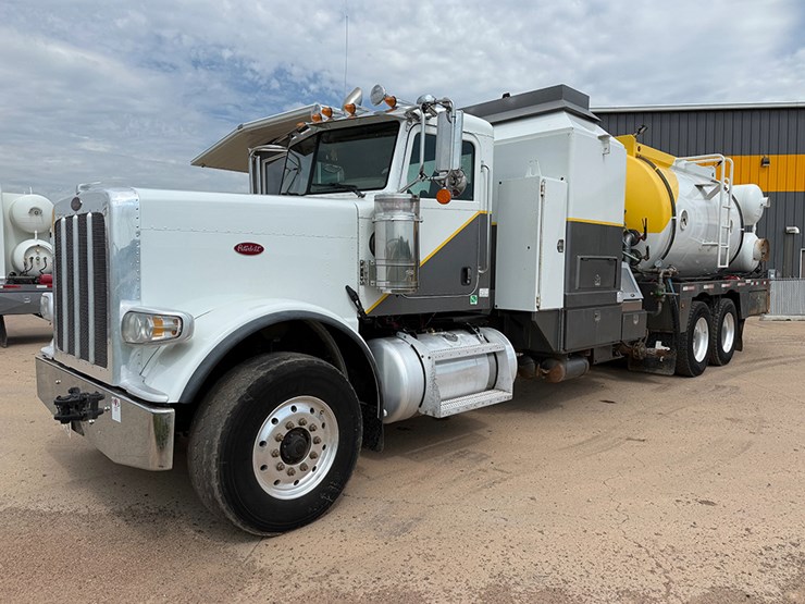 2019-peterbilt-389-image-1