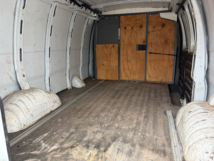 #8371-•-2011-chevrolet-cargo-van-(has-wi-title)-image-13