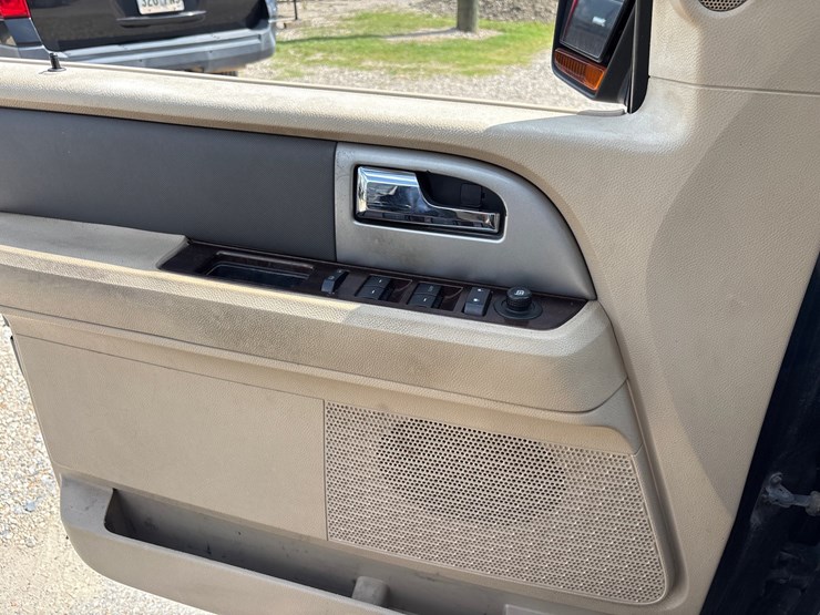 2013-ford-expedition-image-15