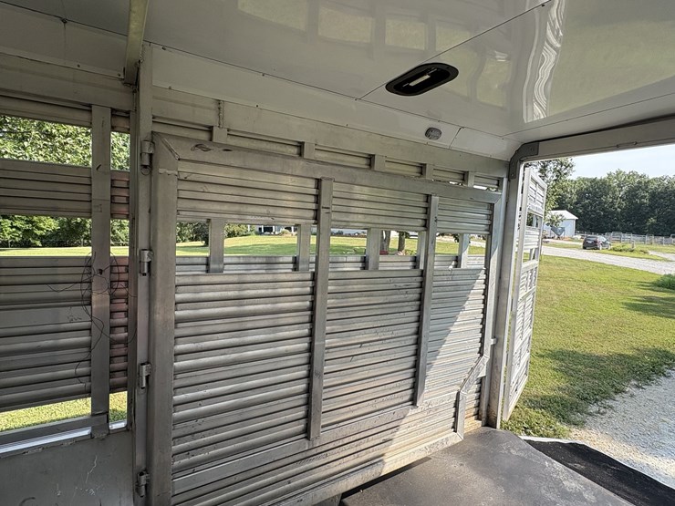 2018-bison-8011ldstlt-stock-combo-living-quarters-trailer-image-24