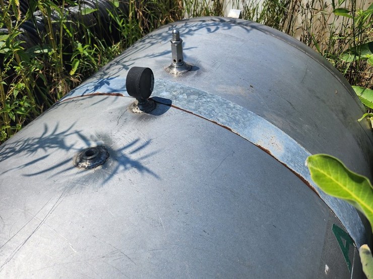 #2824-•-1500-gallon-poly-tank-with-stainless-steel-nitrogen-tank,-waterline-and-pvc-pipe-image-7