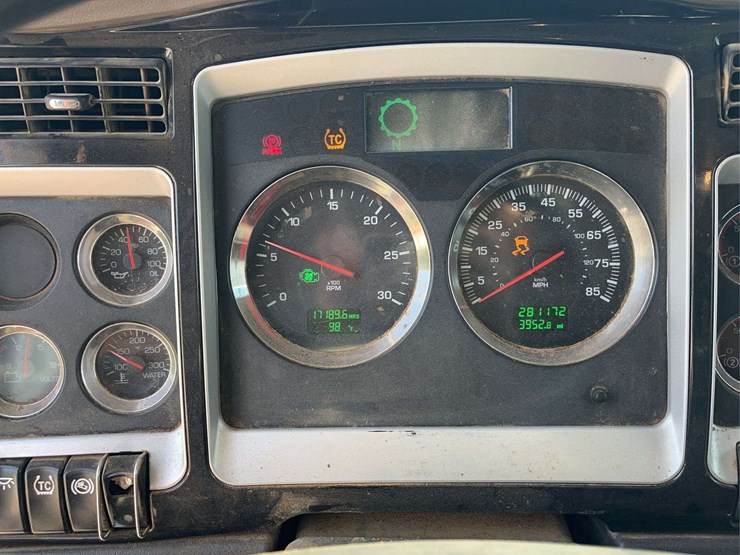 2019-kenworth-t8-series-dump-truck-image-31