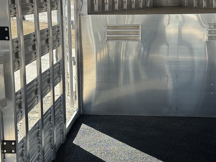 2025-platinum-18'-x-8"-livestock-trailer-image-17