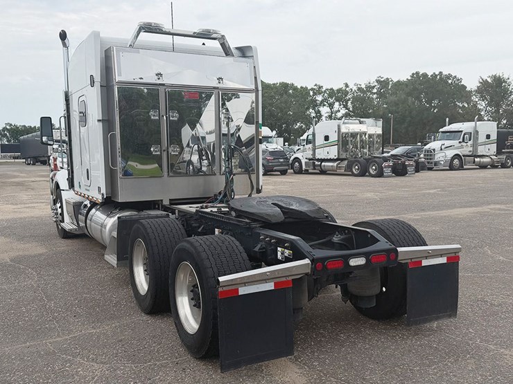 2025-peterbilt-579-image-2