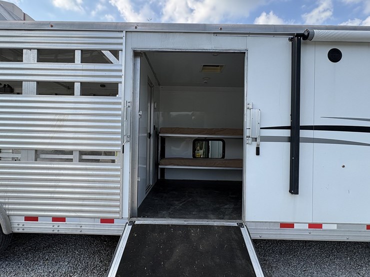 2018-bison-8011ldstlt-stock-combo-living-quarters-trailer-image-7