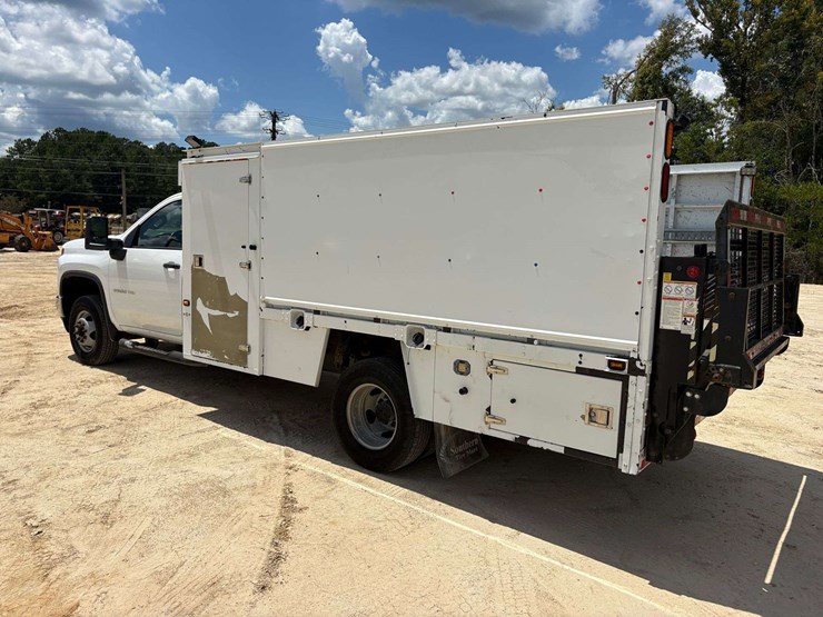 2021-chevrolet-3500hd-image-2
