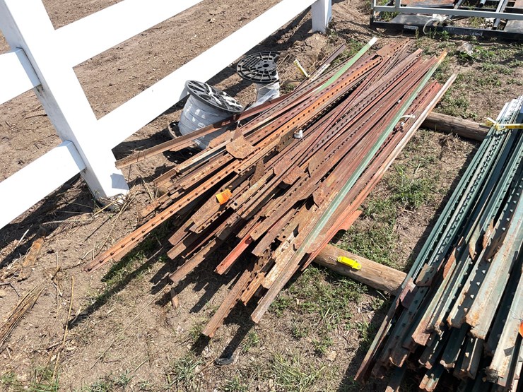 #7966-•-lot-of-assorted-fence-posts-image-3