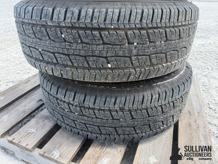 general-grabber-lt275/65r18-tires-on-8-bolt-ford-rims-image-6