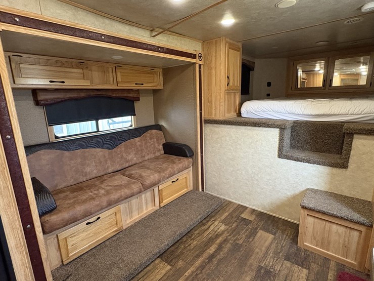 2018-bison-8011ldstlt-stock-combo-living-quarters-trailer-image-55