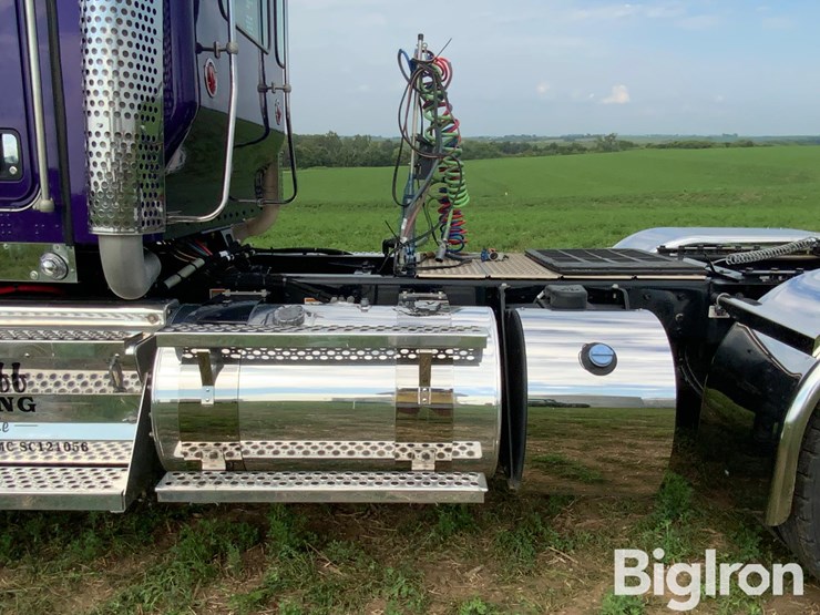 2025-kenworth-w900-image-18