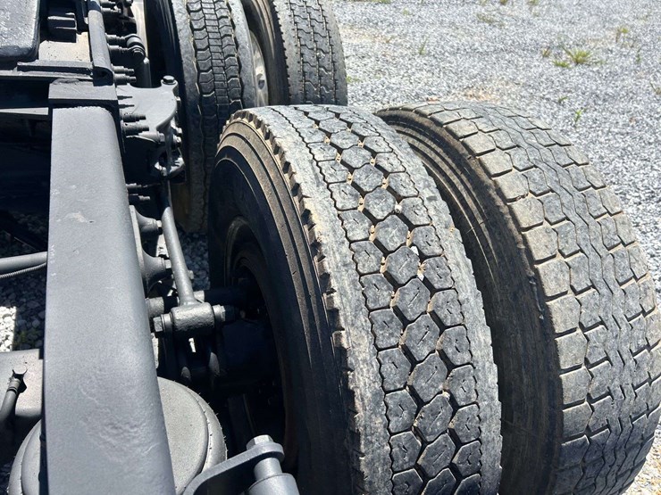 2010-peterbilt-386-image-22