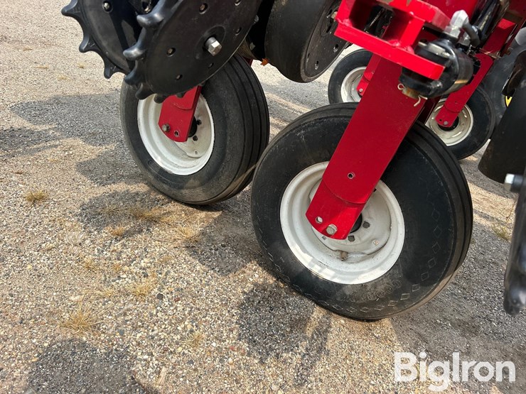 2013-massey-ferguson-8180-16r30-planter-image-17