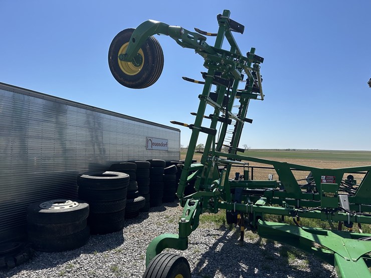 2023-john-deere-2430-image-4
