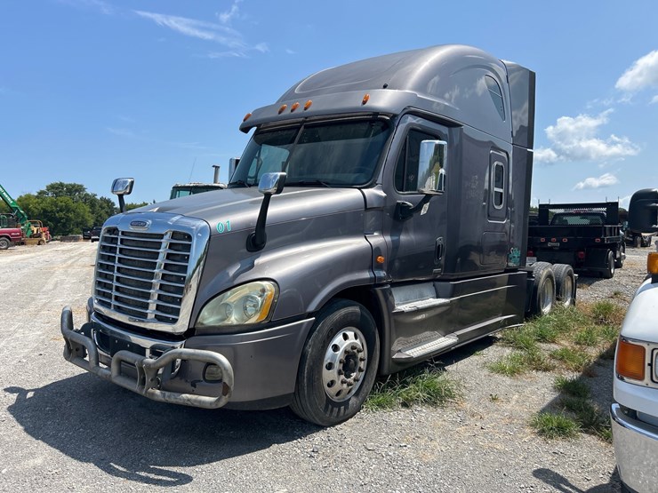 2015-freightliner-cascadia-125-image-2