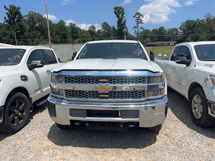 2019-chevrolet-silverado-hd-truck-image-2