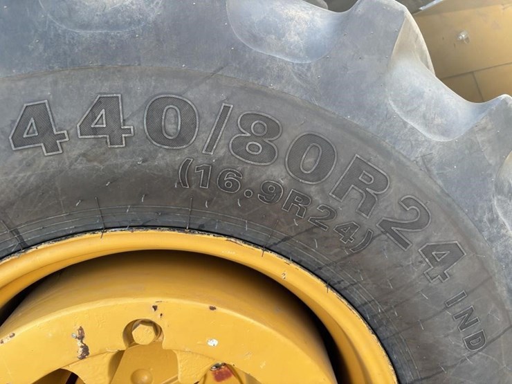 2020-deere-210l-image-30