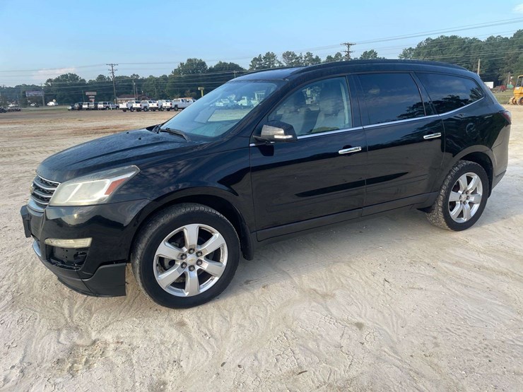 2017-chevrolet-traverse-image-1