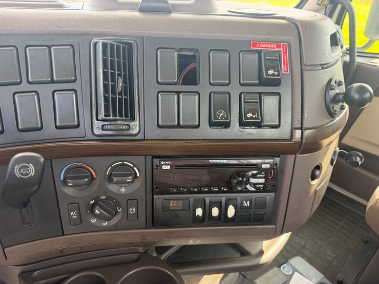 2018-volvo-vnl42t300-image-13