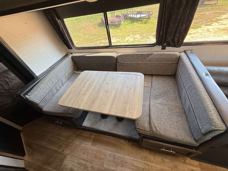2022-grey-wolf-bumper-pull-camper-image-23